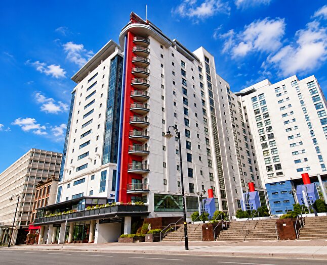 3 Bedroom Flat To Rent In Landmark Place, Churchill Way, Cardiff, CF10