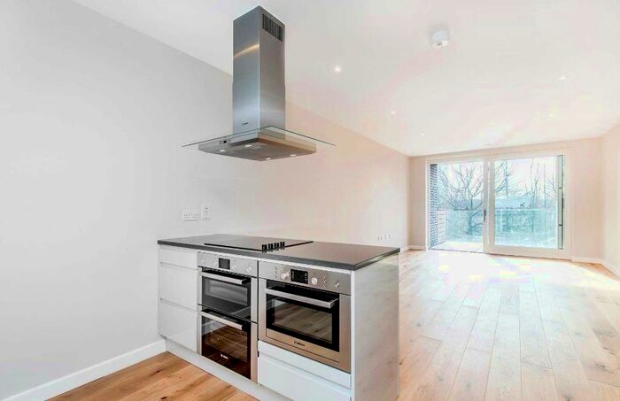 2 Bedroom Flat To Rent In Amberley Waterfront, Amberley Road, Little Venice, W9