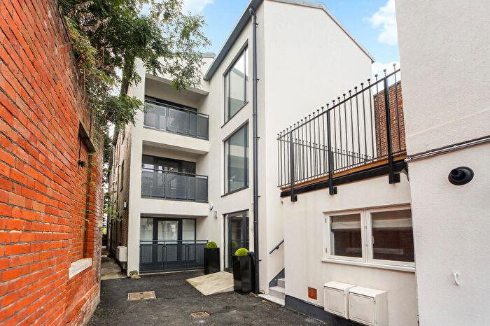 3 Bedroom Flat To Rent In London Street, Chertsey, KT16