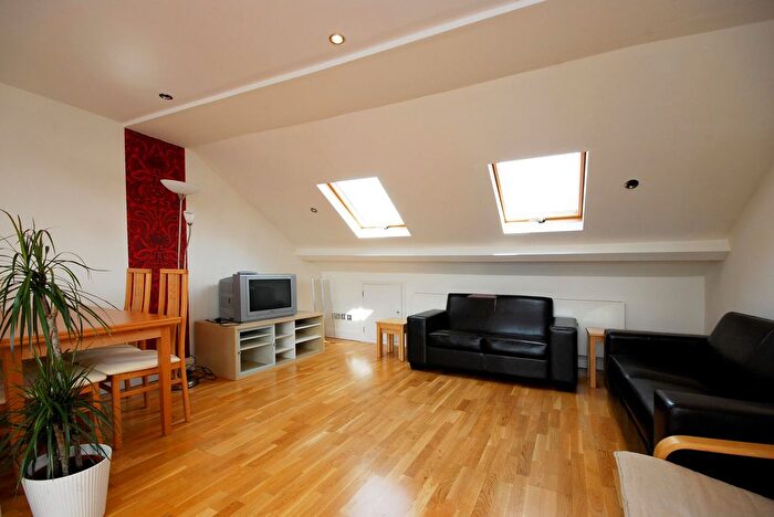 3 Bedroom Flat To Rent In Tremadoc Road, Clapham., SW4