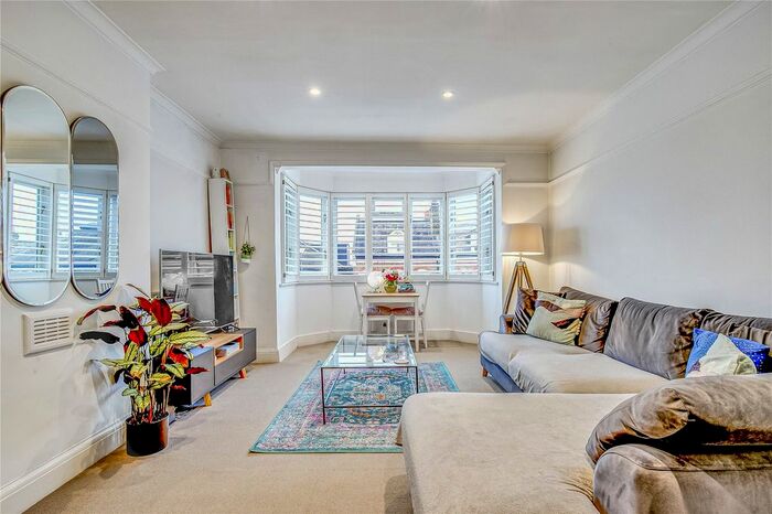 2 Bedroom Flat To Rent In Endlesham Road, London, SW12