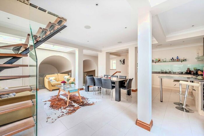 3 Bedroom Property To Rent In Winchester Street, Westminster, London, SW1V