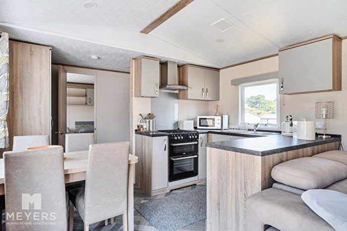 2 Bedroom Mobile/park Home For Sale In Durdle Door Holiday Park, West Lulworth, BH20 - Photo 5