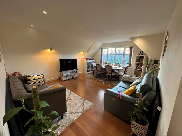 2 Bedroom Flat To Rent In Maidenhead, Berkshire, SL6