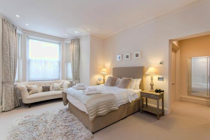 3 Bedroom Flat To Rent In Redcliffe Square, Chelsea, London, SW10