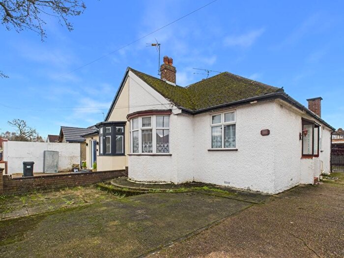 3 Bedroom Bungalow For Sale In Parkfield Crescent, Feltham, Middlesex, TW13