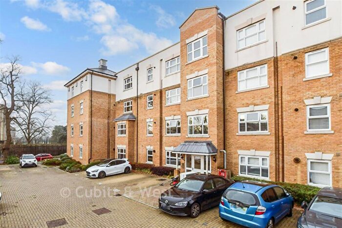 2 Bedroom Flat For Sale In Timms Close, Horsham, West Sussex, RH12