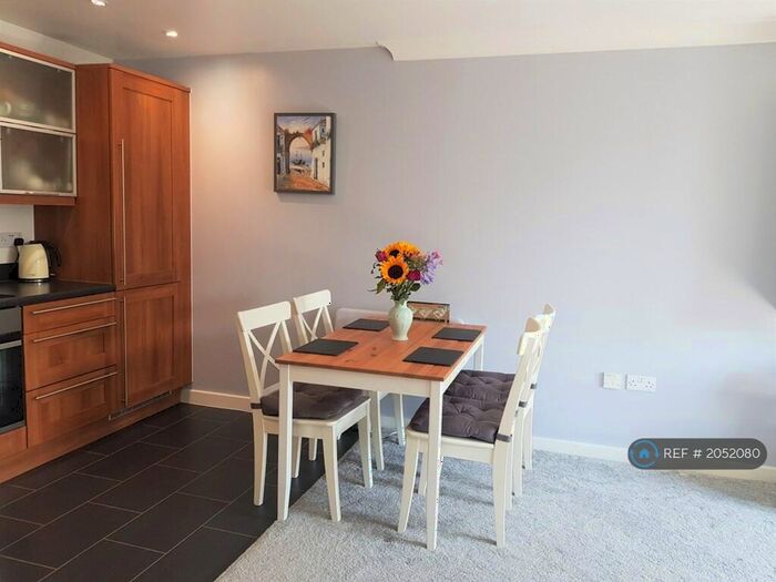 2 Bedroom Flat To Rent In Viridian Square, Aylesbury, HP21