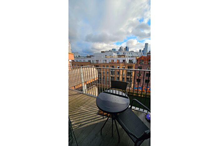 3 Bedroom Flat To Rent In Rope Court, Canoe Walk, E14