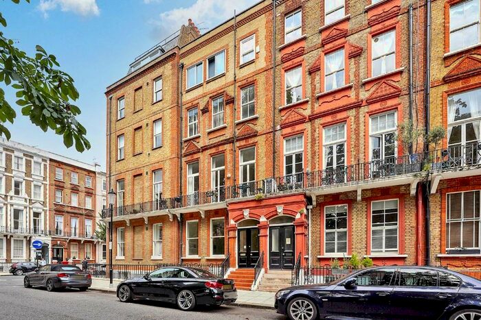 3 Bedroom Flat To Rent In Nevern Square, London, SW5