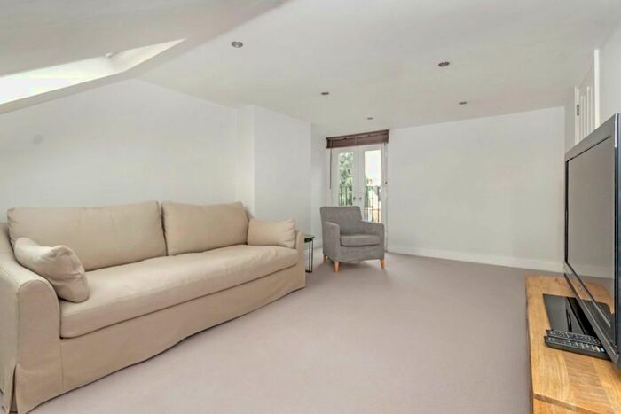 3 Bedroom Flat To Rent In Gunnersbury Lane, London, W3