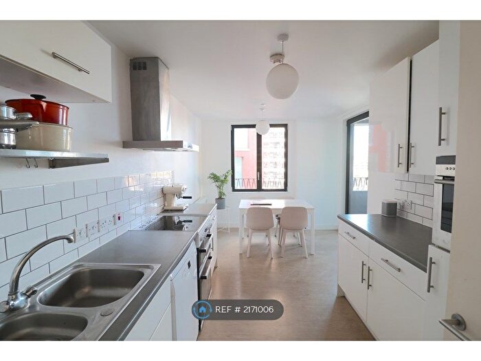 3 Bedroom Flat To Rent In Saxon Court, London, N1C