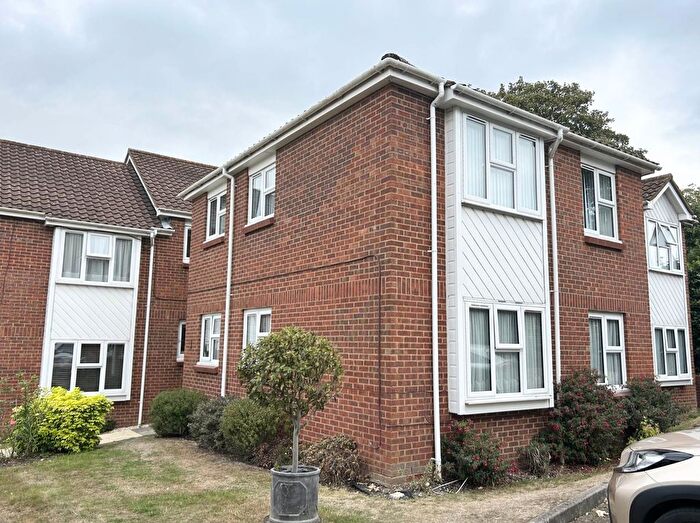 2 Bedroom Flat For Sale In Yew Tree Court, Elstree, WD6