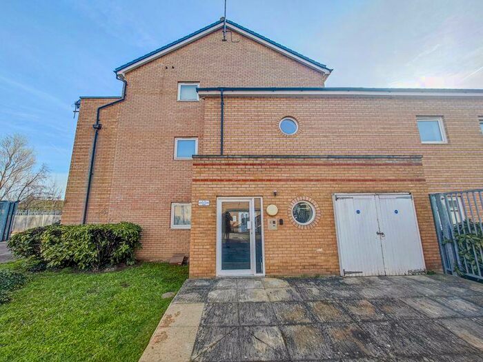 1 Bedroom Flat To Rent In Murray Close, West Thamesmead, SE28