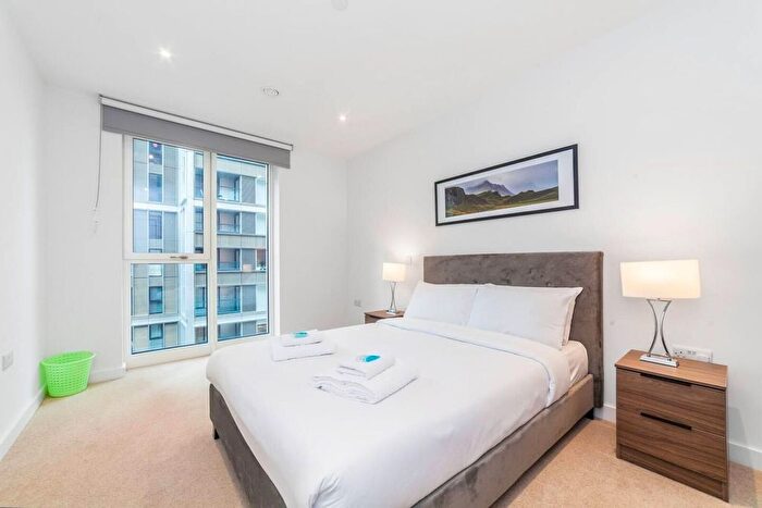 2 Bedroom Flat To Rent In Deacon Street, Elephant And Castle, London, SE17