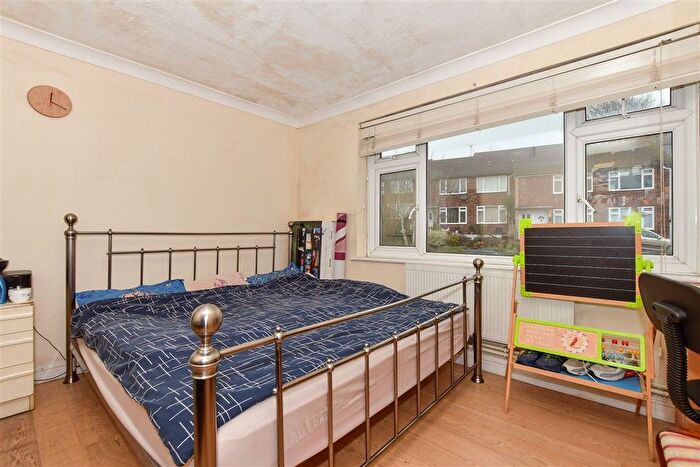 2 Bedroom Flat For Sale In Roseholme, Maidstone, Kent, ME16