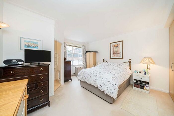 2 Bedroom Flat For Sale In Chelsea Manor Gardens, London, SW3