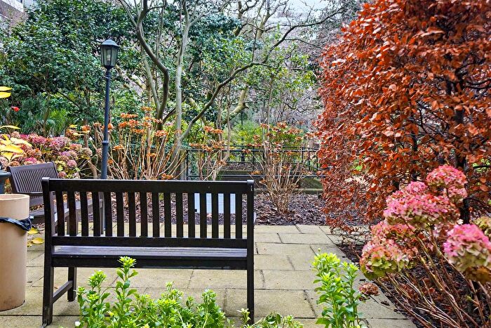 2 Bedroom Flat To Rent In The Quadrangle, London, W2