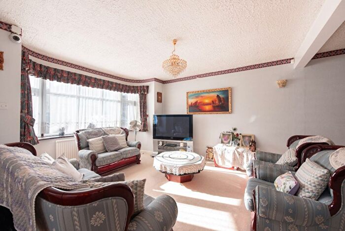 3 Bedroom Semi-Detached House To Rent In Lakenheath, London, N14