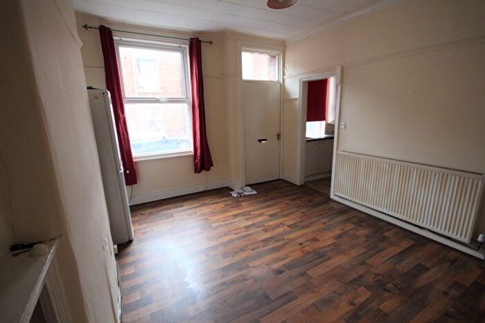 1 Bedroom Terraced House To Rent In Woodview Place, Leeds, LS11