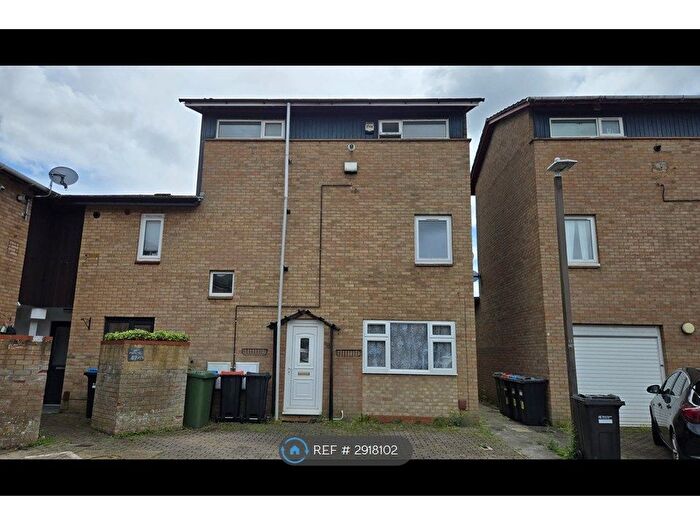 4 Bedroom Semi-Detached House To Rent In Mitcham Place, Milton Keynes, MK13