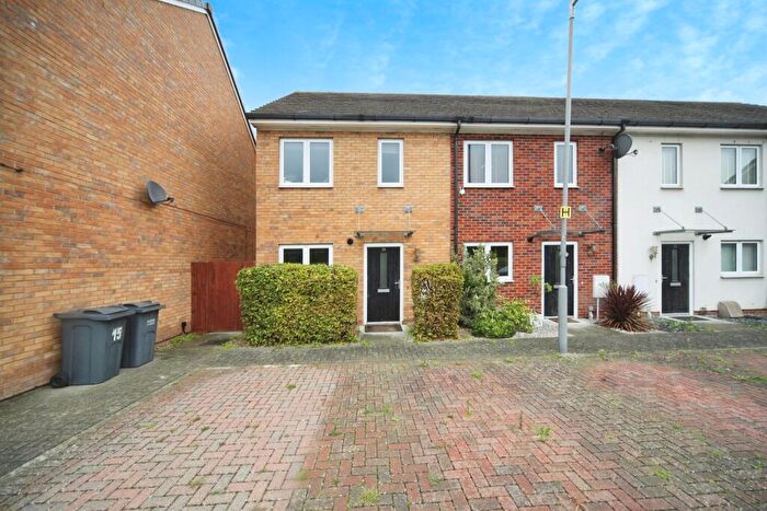 2 Bedroom End Of Terrace House For Sale In Hedges Way, Luton, LU4