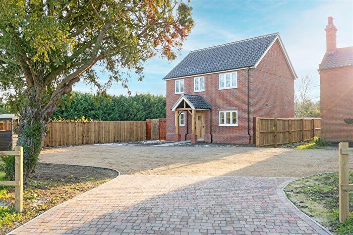 3 Bedroom Detached House For Sale In Toad Row, Henstead, Beccles, NR34
