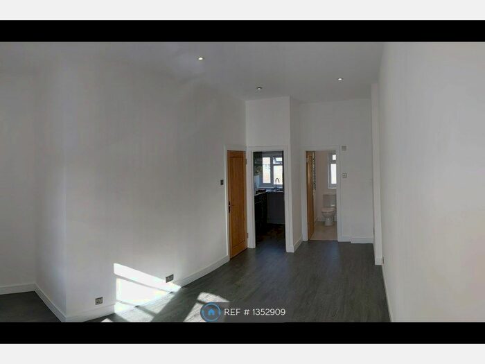 1 Bedroom Flat To Rent In Raglan Road, Knaphill, Woking, GU21