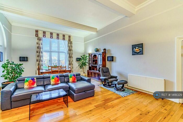 2 Bedroom Flat To Rent In Victoria Court, Redhill, RH1