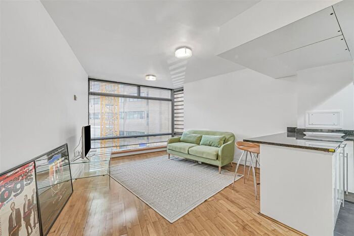 1 Bedroom Flat To Rent In Parliament View Apartments, Albert Embankment, Vauxhall, London, SE1