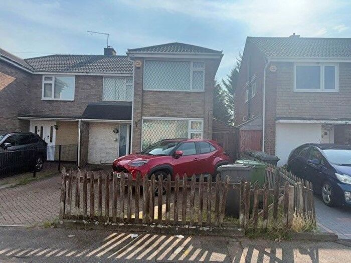 3 Bedroom Semi-Detached House To Rent In Hereford Road, Luton, LU4