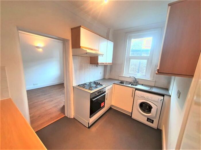 4 Bedroom Flat To Rent In Robinson Road, Colliers Wood, London, SW17
