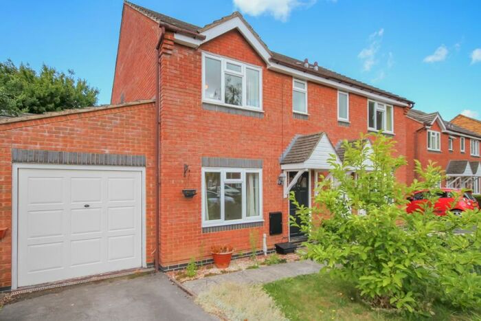 3 Bedroom Semi-Detached House To Rent In Lancaster Close, Bicester, OX26