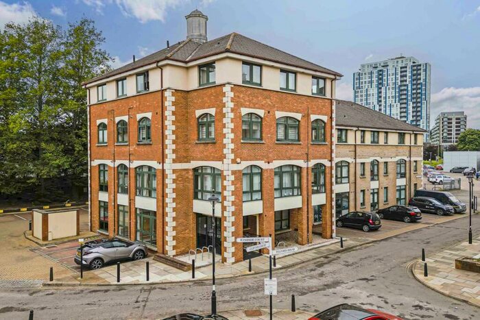 2 Bedroom Apartment To Rent In Kensington House, Corner Hall, HP3