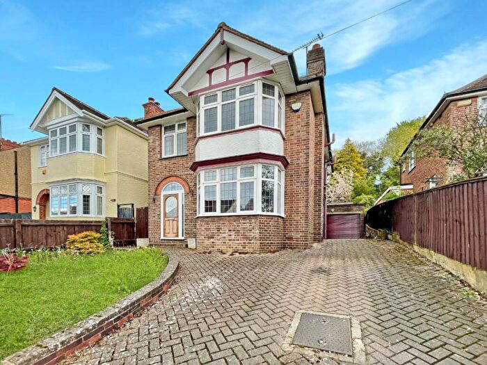 3 Bedroom Detached House For Sale In Wardown Crescent, Luton, Bedfordshire, LU2