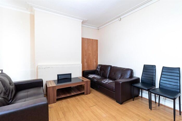 3 Bedroom House To Rent In Spring Grove Walk, Hyde Park, Leeds, LS6