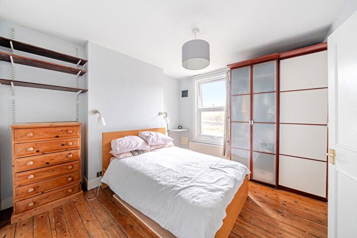 2 Bedroom Flat For Sale In Queenstown Road, London, SW8