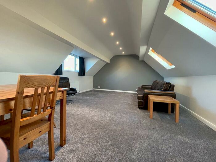 2 Bedroom Flat To Rent In Spen Lane, Leeds, LS16