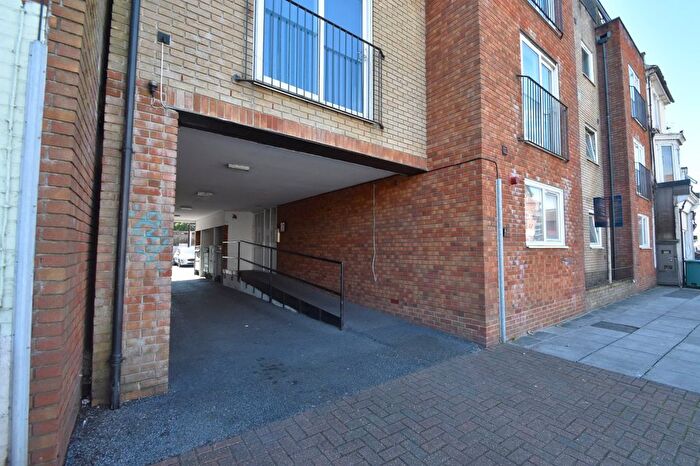 1 Bedroom Flat To Rent In New Road, Portsmouth, Hampshire, PO2