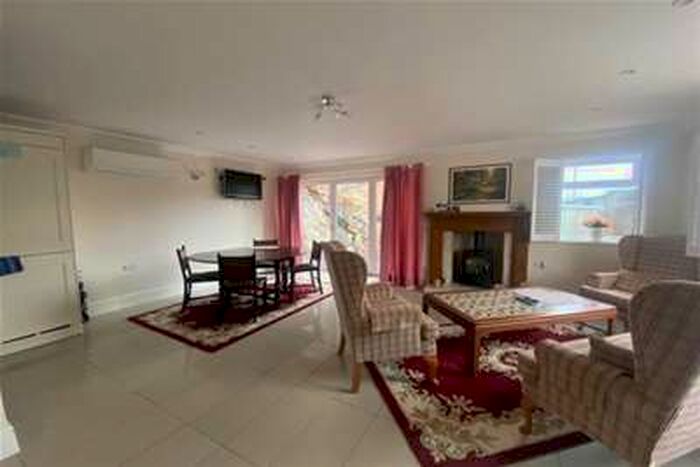 4 Bedroom House To Rent In Abererch Road, LL53