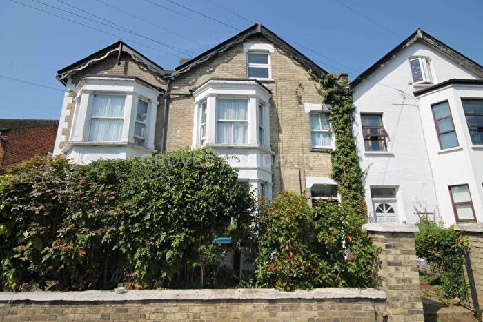 2 Bedroom Flat For Sale In Montem Road, New Malden, KT3