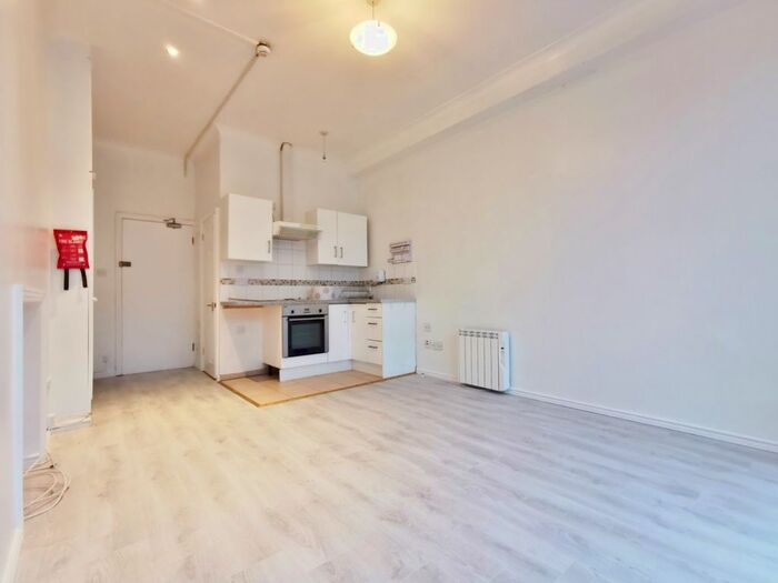 Studio To Rent In Woodside Grove, London, N12