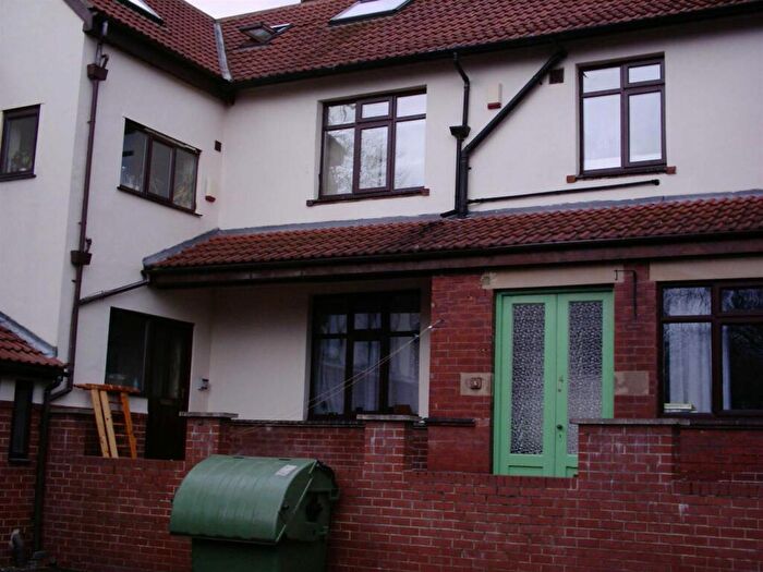 3 Bedroom Flat To Rent In Flat Headingley House, Ash Road, Leeds, LS6