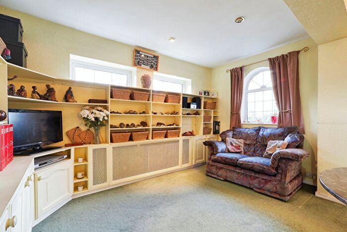 4 Bedroom Detached House For Sale In Mawcroft Close, Yeadon, Leeds, LS19