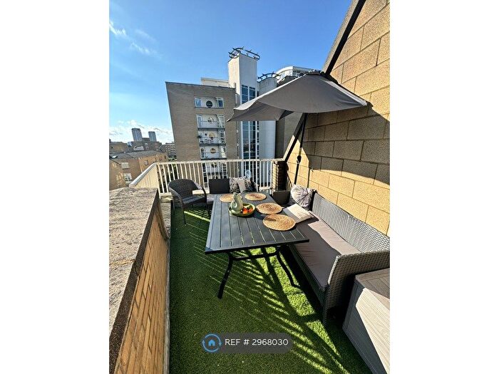 3 Bedroom Flat To Rent In Cascades Tower, London, E14
