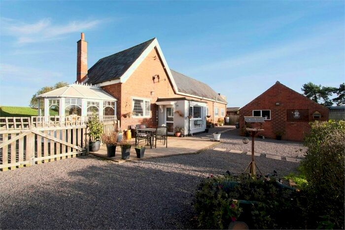 4 Bedroom Semi-Detached Bungalow For Sale In Dogdyke Bank, Tattershall Bridge, Lincoln LN4
