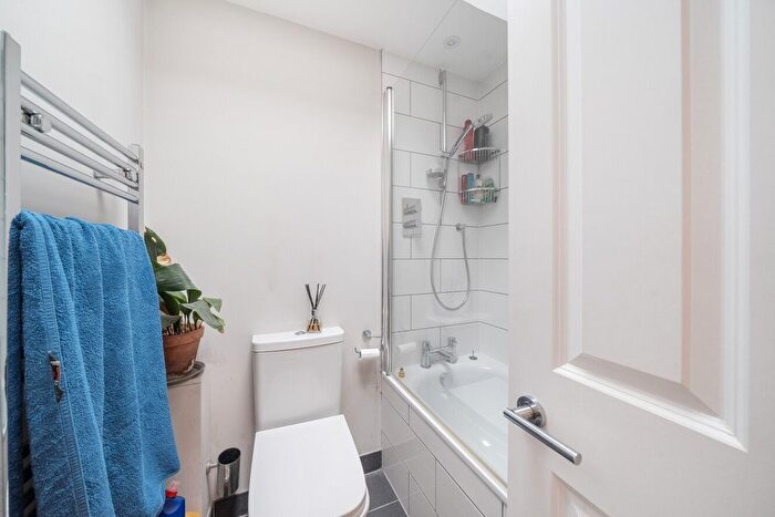 2 Bedroom Flat To Rent In Bellevue Road, London, SW17