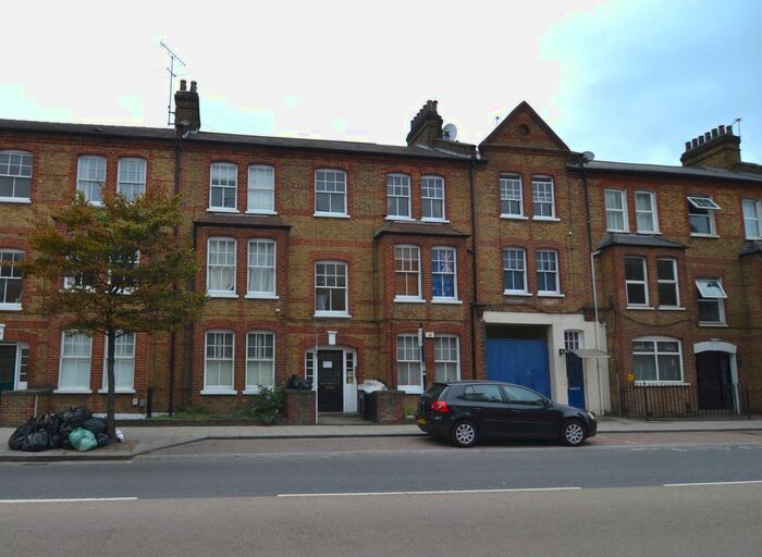 2 Bedroom Flat To Rent In Queenstown Road, London, SW8