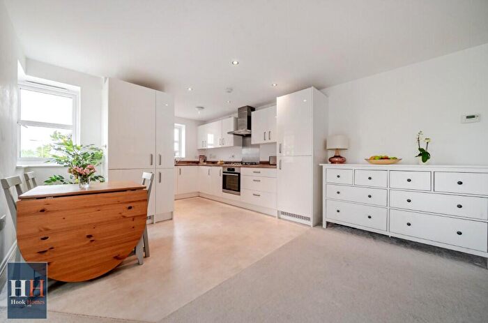 3 Bedroom Apartment For Sale In Carter Court, Hook, Hampshire, RG27