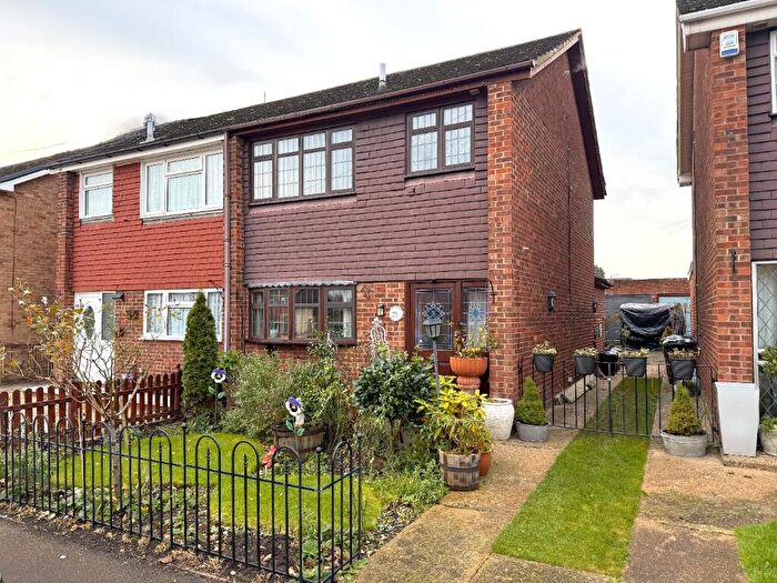 3 Bedroom Semi Detached House For Sale In Russet Close, Stanford-Le-Hope, Essex, SS17